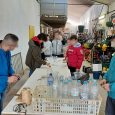 voluntaris i alumnes de l’escola Jacint Verdaguer de Sant Sadurní fabriquen 300 trampes per vespes velutines amb materials reciclats per evitar l’expanció d’aquesta espècie invasora.
